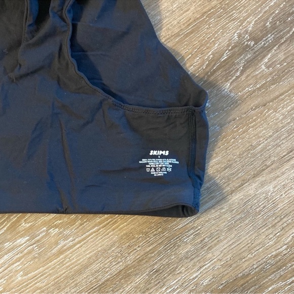 Skims Fits Everybody High Neck Bra - Picture 3 of 3